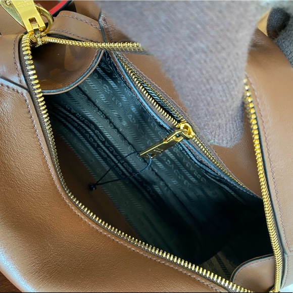 💥HOST PICK💥👜AUTHENTIC PRADA LEATHER HANDBAG 👜 - Picture 10 of 14
